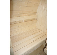 Innenansicht einer Holzsauna mit Sitzbänken