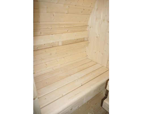 Innenansicht einer Holzsauna mit Sitzbänken