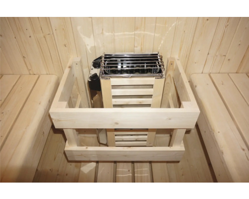 Saunaofen mit Holzverkleidung in einer Sauna