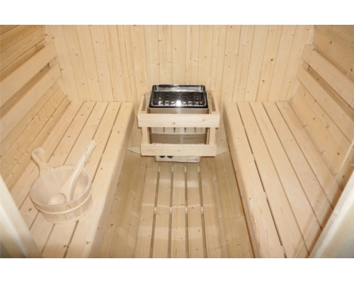 Innensauna mit Saunaofen und Aufgusseimer