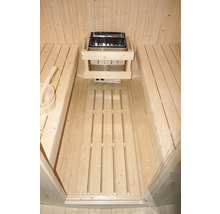 Innenansicht einer Sauna mit Bänken und Saunaofen