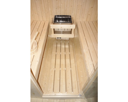 Innenansicht einer Sauna mit Bänken und Saunaofen