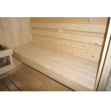 Innenraum einer Sauna mit Holzbänken und Holzverkleidung