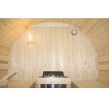 Innenraum einer Sauna mit Holzverkleidung, Ofen, Lampe und Thermometer