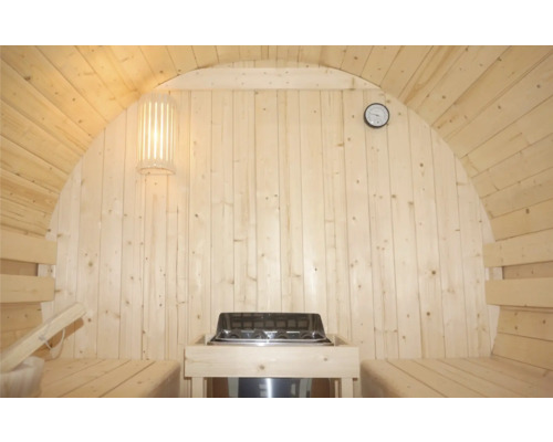 Innenraum einer Sauna mit Holzverkleidung, Ofen, Lampe und Thermometer