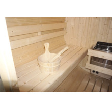 Holzsauna mit Eimer und Kelle