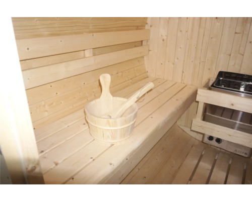Holzsauna mit Eimer und Kelle