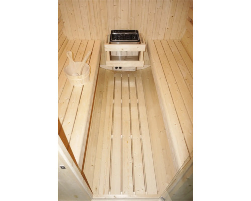 Innenansicht einer Sauna mit Holzeinrichtung, Saunaofen und Saunazubehör