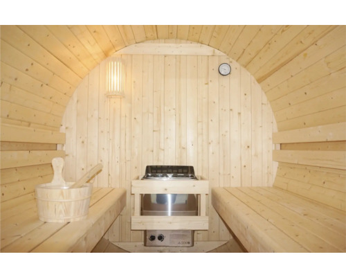 Innenansicht einer Fasssauna mit Bänken, Ofen, Lampe, Uhr und Saunaeimer mit Kelle