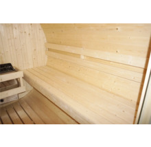 Innenansicht einer Sauna mit Holzverkleidung und Sitzbänken