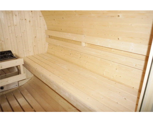Innenansicht einer Sauna mit Holzverkleidung und Sitzbänken