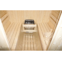 Innenansicht einer Sauna mit Holzbänken, Saunaofen und Saunaeimer mit Kelle.