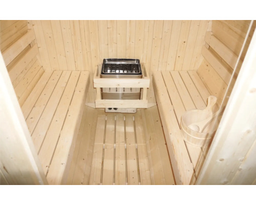 Innenansicht einer Sauna mit Holzbänken, Saunaofen und Saunaeimer mit Kelle.
