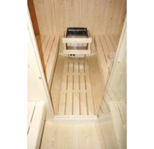 Innenansicht einer Sauna mit Holzverkleidung und Saunaofen