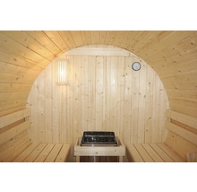 Innenansicht einer Holzfasssauna mit Ofen, Sitzbänken, Lampe und Thermometer