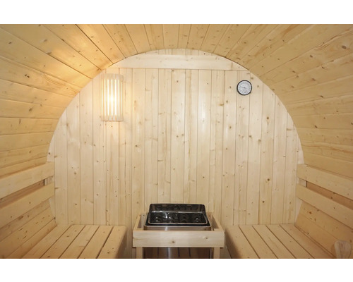 Innenansicht einer Holzfasssauna mit Ofen, Sitzbänken, Lampe und Thermometer