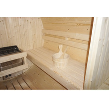 Innenansicht einer Sauna mit Holzbänken, Saunaofen und Holzkübel mit Schöpfkelle