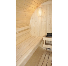 Innenraum einer Holzfasssauna mit Bänken, Ofen und Beleuchtung