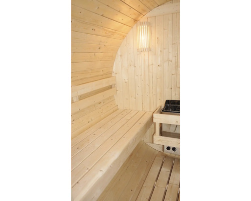 Innenraum einer Holzfasssauna mit Bänken, Ofen und Beleuchtung