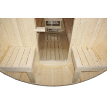 Innenansicht einer Holzfasssauna mit Bänken und Saunaofen