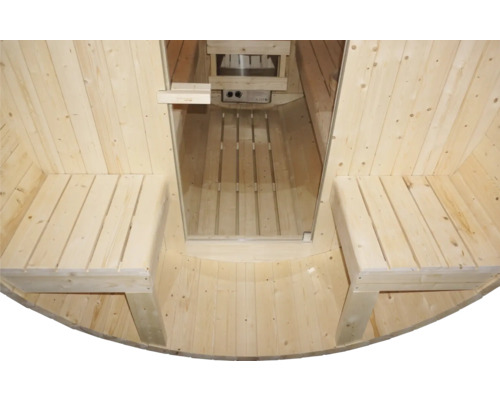 Innenansicht einer Holzfasssauna mit Bänken und Saunaofen