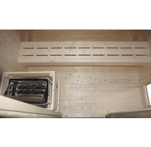 Innenausstattung einer Sauna mit Holzverkleidung und Saunaofen