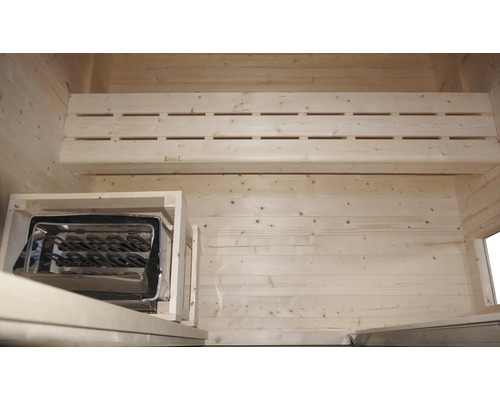 Innenausstattung einer Sauna mit Holzverkleidung und Saunaofen