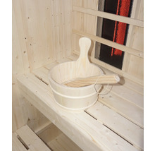 Holzeimer mit Schöpfkelle in einer Sauna
