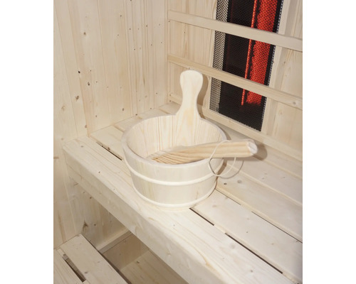 Holzeimer mit Schöpfkelle in einer Sauna