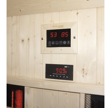 Innenansicht einer Sauna mit Temperaturanzeige und Bedienelementen