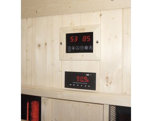 Innenansicht einer Sauna mit Temperaturanzeige und Bedienelementen