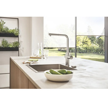 Küchenspüle mit Armatur und Lebensmitteln auf einer Küchentheke