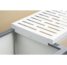 Spülenunterschrank mit Auszug und weißem Einhängekorb