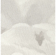 Nahaufnahme einer Vliestapete mit Leinenstruktur und wolkenartigem Aquarellmuster in Grau und Weiß.