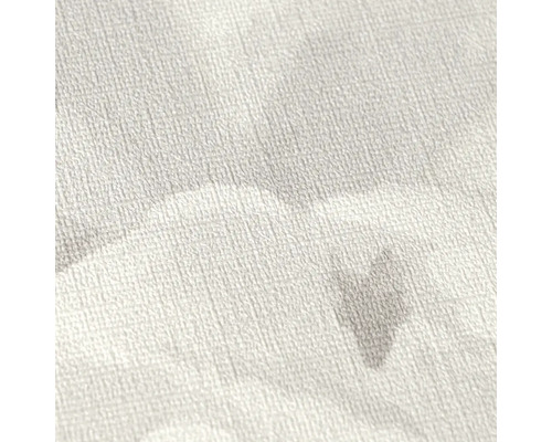 Nahaufnahme einer Vliestapete mit Leinenstruktur und wolkenartigem Aquarellmuster in Grau und Weiß.