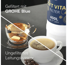Tasse Tee und Tasse Kaffee, präsentiert mit Wasserfilter