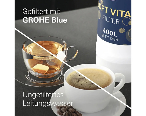 Tasse Tee und Tasse Kaffee, präsentiert mit Wasserfilter