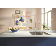 Küchenszene mit Spüle, Armatur und Schale mit Obst auf einer Arbeitsplatte