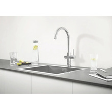 Küchenspüle mit Wasserhahn, Wasserflasche, Gläsern und Tablet