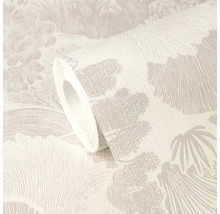 Tapetenrolle mit Naturmuster aus Blaettern und Pflanzen, strukturierte Oberflaeche mit feinen vertikalen Linien, beige Farptoene.