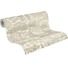 Teilweise abgerollte beige Tapete mit Waldmuster und botanischen Illustrationen von Bäumen und Pflanzen.