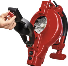 Roter Laubsauger mit geöffnentem Gehäuse zur Ansicht des Gebläses.