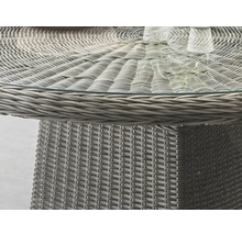 Detailansicht eines Rattantisches mit Glasplatte