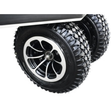 Detailaufnahme von zwei Rädern mit Reifenprofil