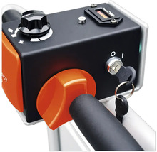 Detailansicht einer Steuereinheit mit Drehknopf, Not-Aus-Schalter und Zündschloss