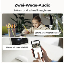 Szene mit Zwei-Wege-Audiofunktion: Mädchen malt Bild, während Elternteil über Smartphone-App kommuniziert.
