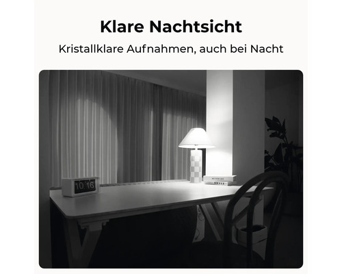 Nachtsichtaufnahme eines Zimmers mit Schreibtisch und Lampe