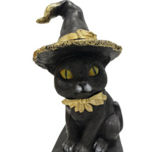 Dekorative schwarze Katzenfigur mit Hexenhut und Halsband als Halloween-Dekoration