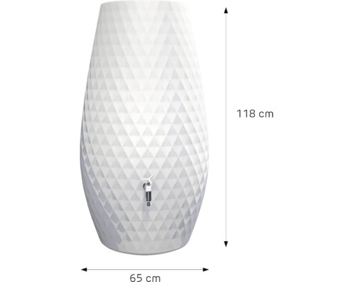 Weiße Regentonne mit Rautenstruktur und Zapfhahn, Höhe 118 Zentimeter, Breite 65 Zentimeter.