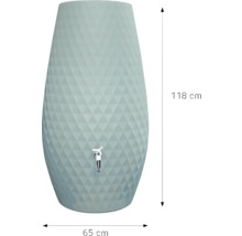 Dekorativer Regenspeicher mit Rautenmuster und Auslaufhahn, Höhe 118 Zentimeter, Breite 65 Zentimeter.